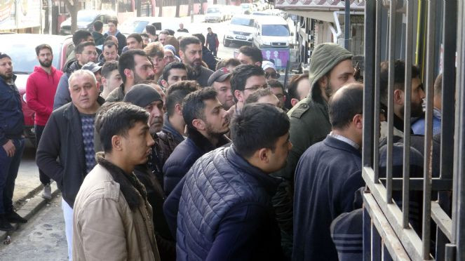 Bu kuyruk ne kuyruğu. Duyan koştu. Sabahın köründe sıraya girdiler - Resim : 6