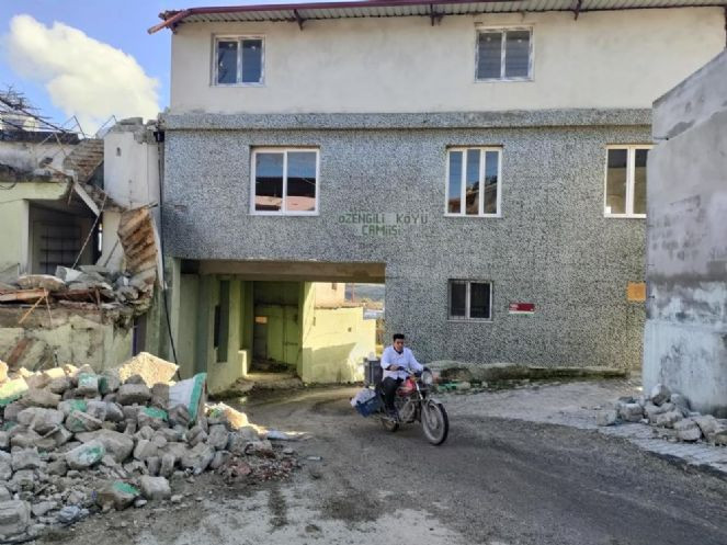 Yolun üstüne cami yaptılar - Resim : 2