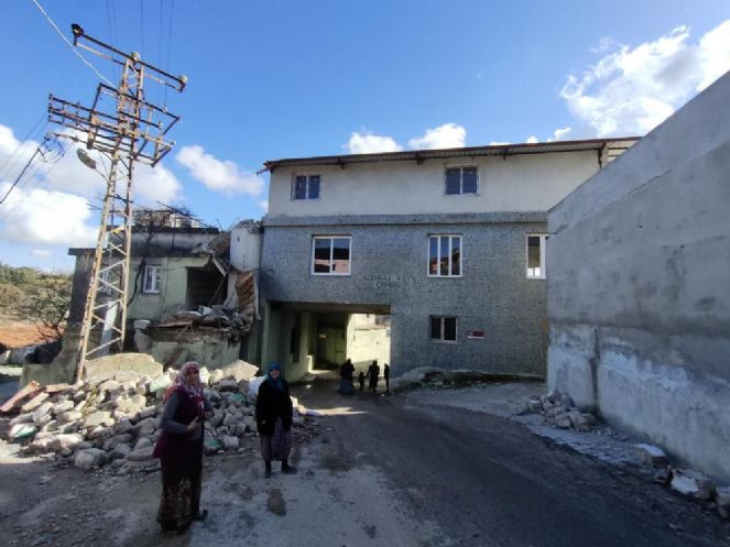 Yolun üstüne cami yaptılar - Resim : 3