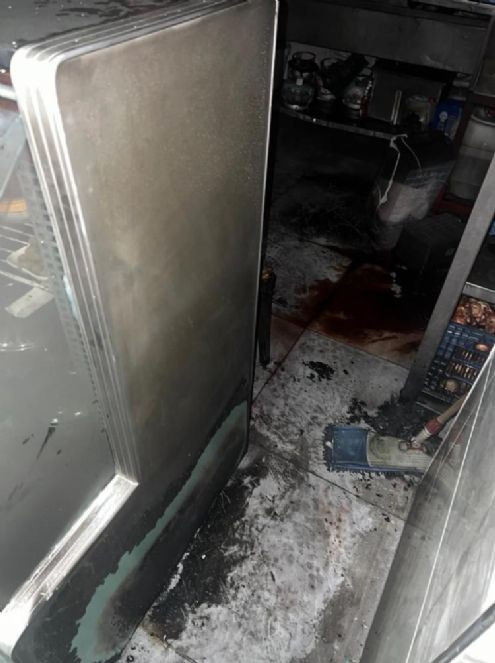 Kasap dükkanını benzin döküp yaktılar - Resim : 10