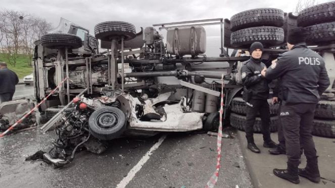 Beton mikseri aracın üzerine devrildi - Resim : 2