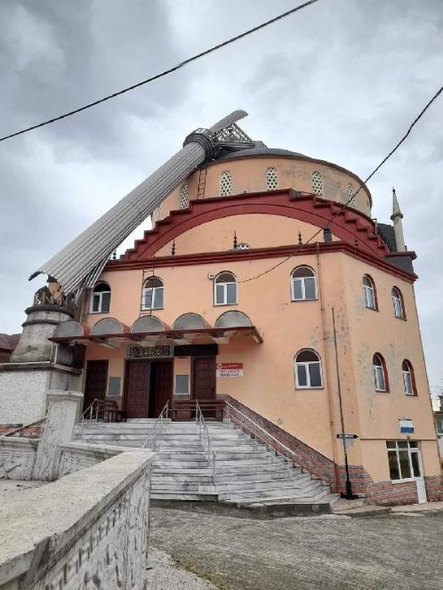 Zonguldak’ta şiddetli rüzgardan caminin minaresi devrildi - Resim : 2