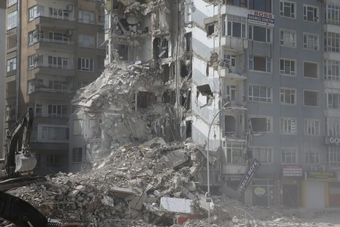 Şanlıurfa'da depremde hasar gören binaların yıkımı sürüyor - Resim : 2