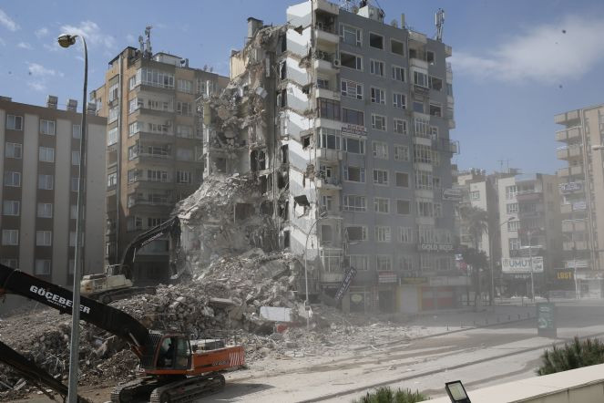 Şanlıurfa'da depremde hasar gören binaların yıkımı sürüyor - Resim : 3