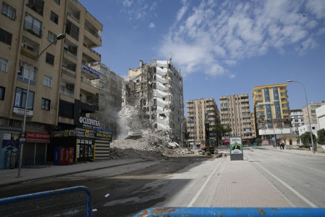 Şanlıurfa'da depremde hasar gören binaların yıkımı sürüyor - Resim : 4