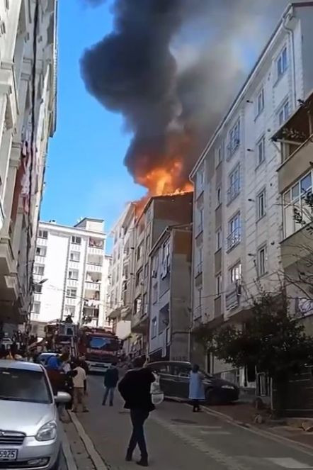 6 binanın çatısı yandı - Resim : 2