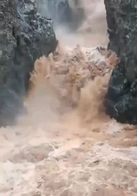 Şiddetli yağış Sori Şelalesi'ni coşturdu - Resim : 4