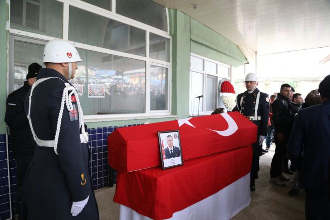 Şehit uzman çavuş toprağa verildi (15 Mart 2023) - Resim : 4