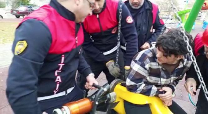 Gencin eğlenmek için bindiği salıncak adeta kabusu oldu - Resim : 2