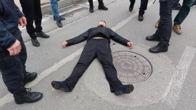 Kardeşini bıçakladı sokakta bayıldı - Resim : 2