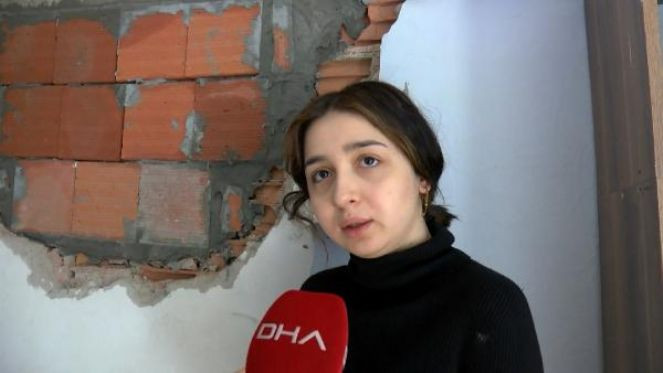 Beylikdüzü'nde yıkım sırasında yan binadaki dairenin duvarını yıktılar - Resim : 2