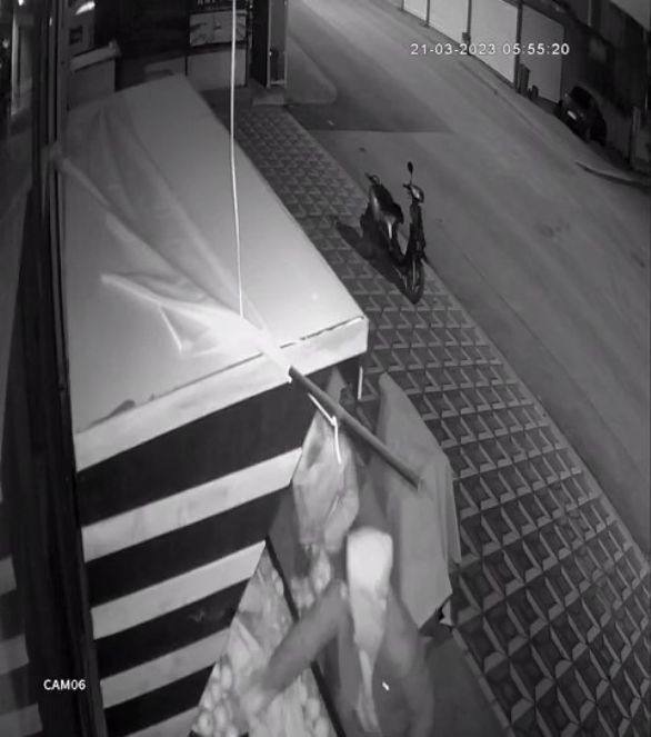 Manav reyonundaki hırsızlık kamerada - Resim : 1