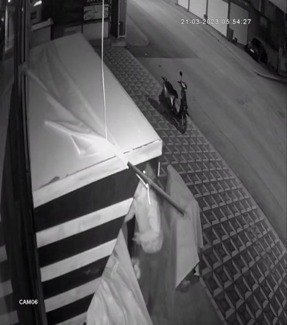 Manav reyonundaki hırsızlık kamerada - Resim : 2