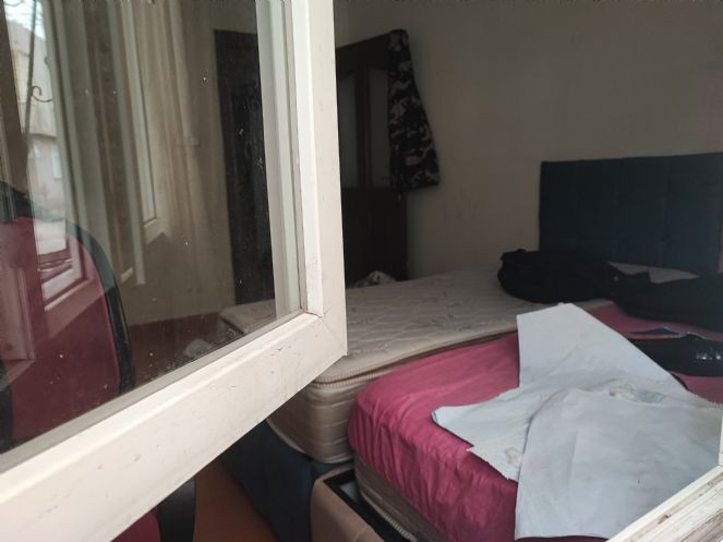 Karısını boğazını keserek öldürdü - Resim : 1