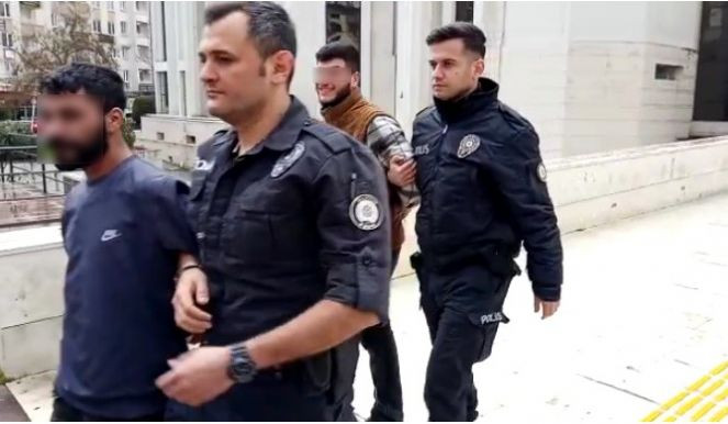 Böylesi de çıktı : Gülerek cezaevine gittiler - Resim : 1