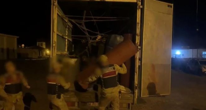 Ev eşyası olduğu söylenen kamyondan bakın ne çıktı - Resim : 1