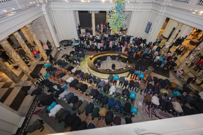 Londra'nın ünlü Victoria ve Albert Müzesi'nde toplu iftar programı düzenlendi - Resim : 3