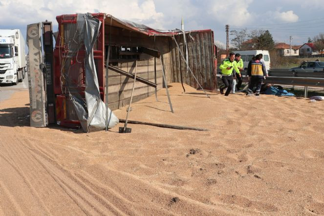 Samsun'da devrilen kamyondaki 2 kardeş yaralandı - Resim : 1