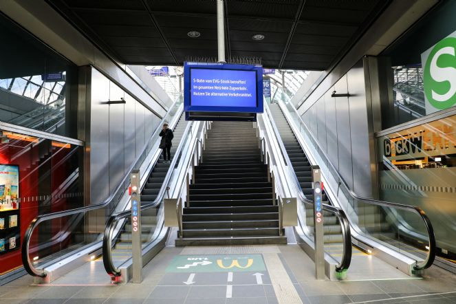 Almanya'da grevler hayatı felç etti. THY 49 uçuşu iptal etti - Resim : 2