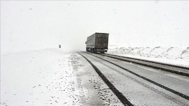Yola çıkacaklar dikkat! Trafiğe kapatıldı... - Resim : 1