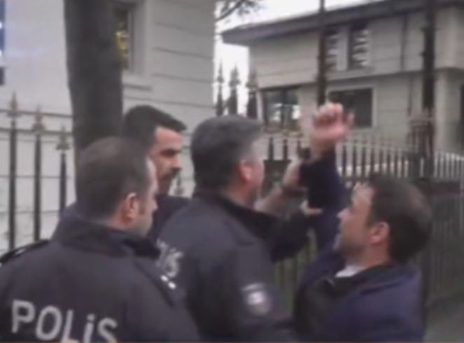Oyuncu Okan Karacan eski eşi ile karakolluk oldu. Kapı önünde arbede yaşandı. Polis araya girdi - Resim : 1