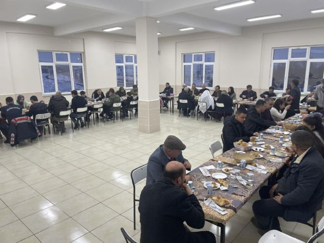 Şehit ailesi, gaziler ve depremzedelere iftar yemeği - Resim : 1
