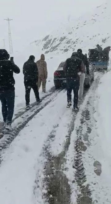 Siirt'te karda mahsur kalan araç patpat yardımıyla çıkartıldı - Resim : 2