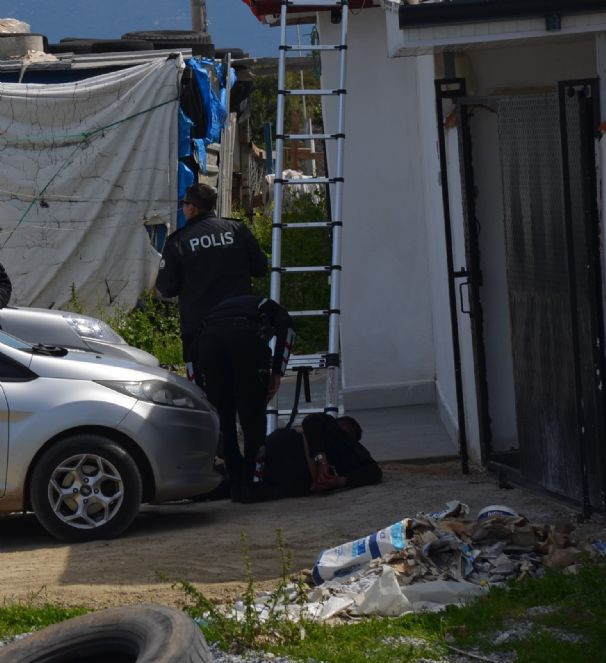 Hırsızlar kaçtı polis kovaladı - Resim : 2