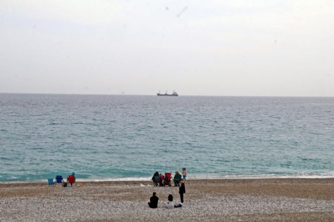 Mürettebat can yeleklerini giydi. Dev yük gemisi yan yattı - Resim : 5