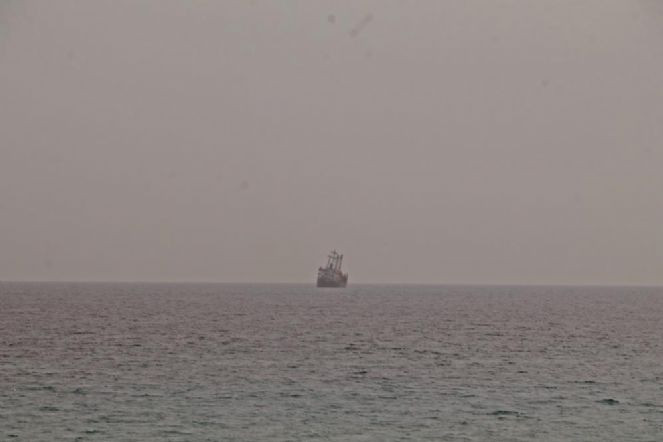 Mürettebat can yeleklerini giydi. Dev yük gemisi yan yattı - Resim : 6