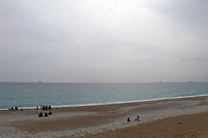 Mürettebat can yeleklerini giydi. Dev yük gemisi yan yattı - Resim : 8