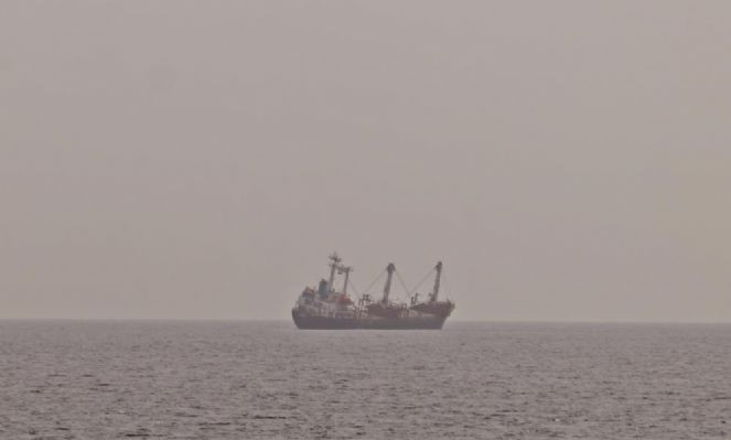 Mürettebat can yeleklerini giydi. Dev yük gemisi yan yattı - Resim : 9