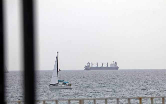 Mürettebat can yeleklerini giydi. Dev yük gemisi yan yattı - Resim : 10