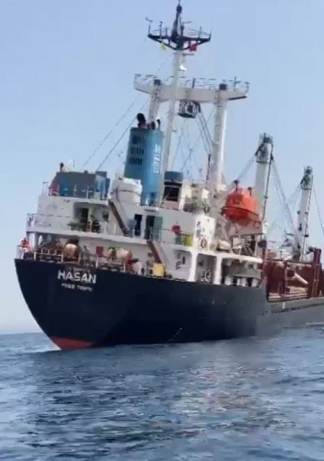 Mürettebat can yeleklerini giydi. Dev yük gemisi yan yattı - Resim : 2