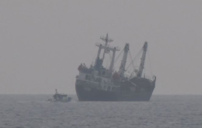 Mürettebat can yeleklerini giydi. Dev yük gemisi yan yattı - Resim : 3