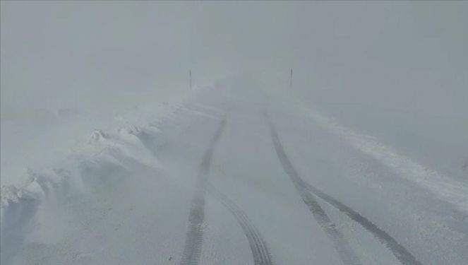 Kağızman-Ağrı kara yolu kar nedeniyle ulaşıma kapandı - Resim : 1