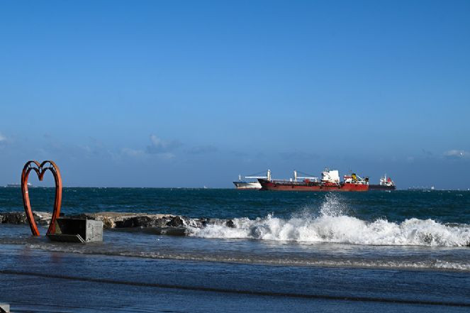 İskenderun'da yükselen deniz suyu çekilmeye başladı - Resim : 2