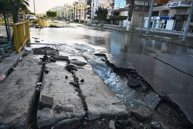 İskenderun'da yükselen deniz suyu çekilmeye başladı - Resim : 3