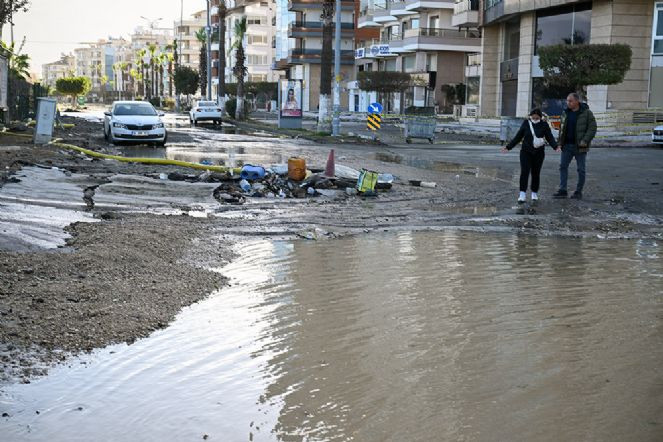 İskenderun'da yükselen deniz suyu çekilmeye başladı - Resim : 4