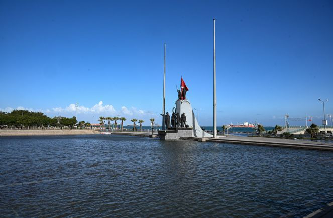 İskenderun'da yükselen deniz suyu çekilmeye başladı - Resim : 5
