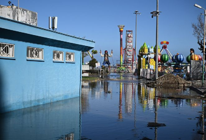 İskenderun'da yükselen deniz suyu çekilmeye başladı - Resim : 6