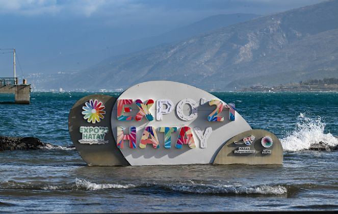 İskenderun'da yükselen deniz suyu çekilmeye başladı - Resim : 7