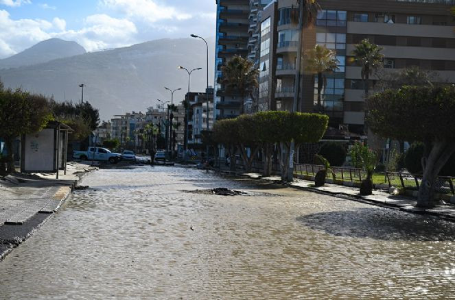 İskenderun'da yükselen deniz suyu çekilmeye başladı - Resim : 8