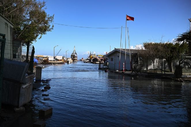İskenderun'da yükselen deniz suyu çekilmeye başladı - Resim : 9