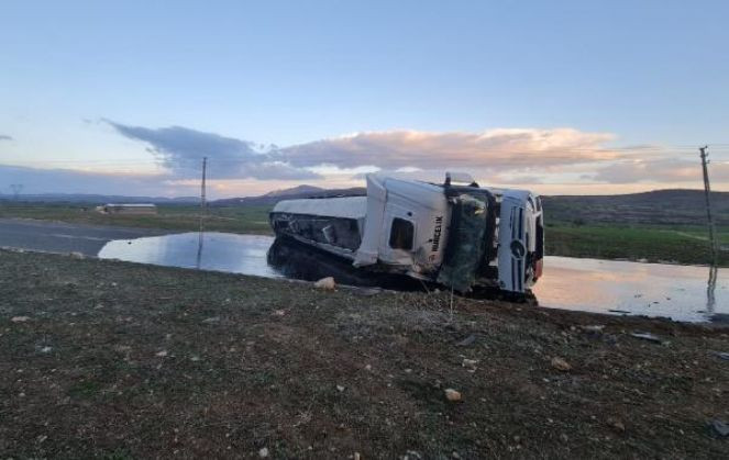 Diyarbakır’da sıcak asfalt yüklü tanker devrildi - Resim : 1