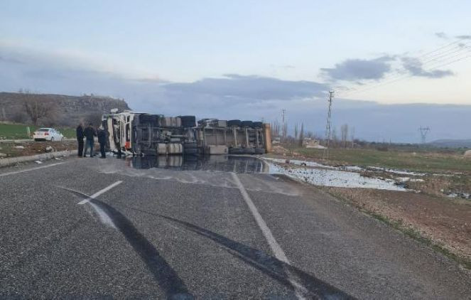 Diyarbakır’da sıcak asfalt yüklü tanker devrildi - Resim : 2