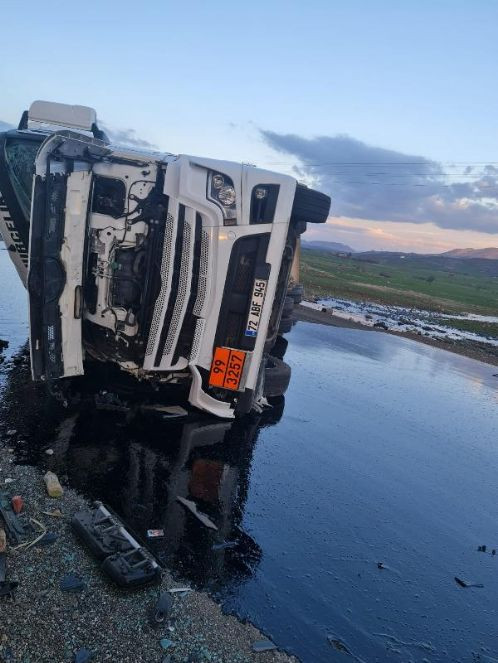 Diyarbakır’da sıcak asfalt yüklü tanker devrildi - Resim : 3