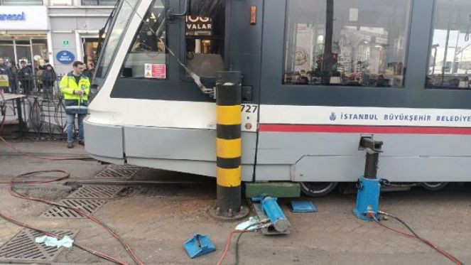 Sirkeci'de aynı yerde tramvay yeniden raydan çıktı - Resim : 3