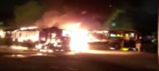 Tuzla’da belediye otobüsleri yandı - Resim : 1