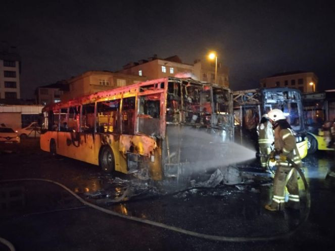 Tuzla’da belediye otobüsleri yandı - Resim : 4